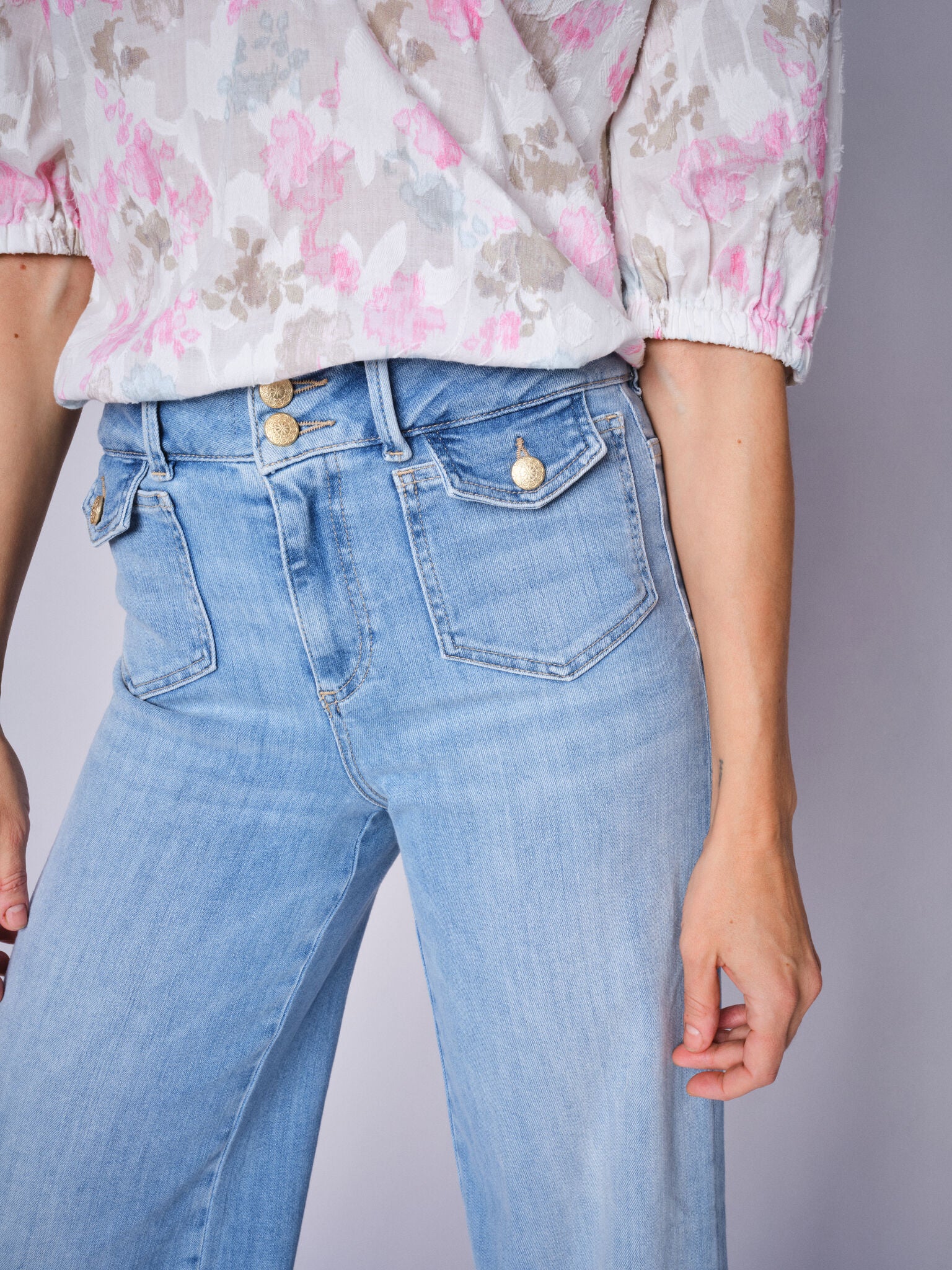 Modelshot / Light Blue / Detail